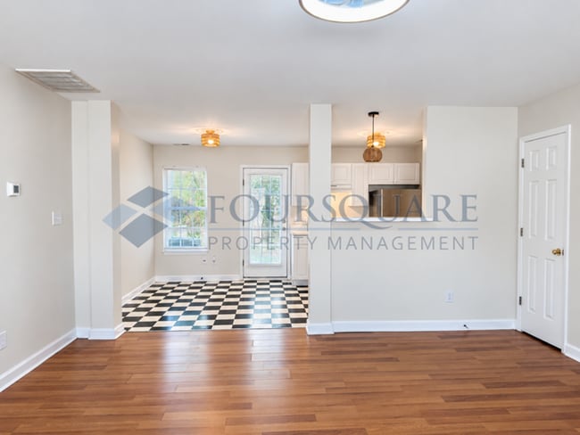 Building Photo - Inviting Townhome with En-Suite Secondary Bedroom, Back Patio & Community Pool – Raleigh Location
