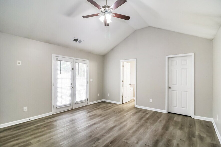 Building Photo - 224 Greenview Dr