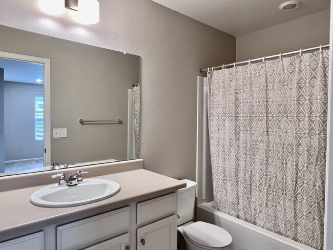 Building Photo - Beautifully Maintained 4BR/3.5BA Townhome with Finished Basement in Prime Aurora Location w/2-Car...