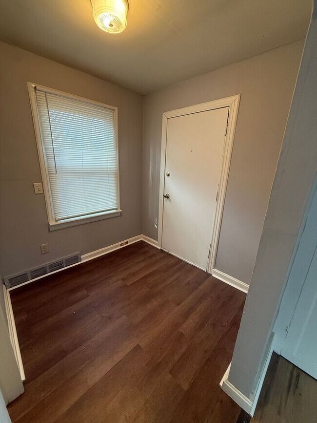 Building Photo - Lovely 2 bedroom now available!