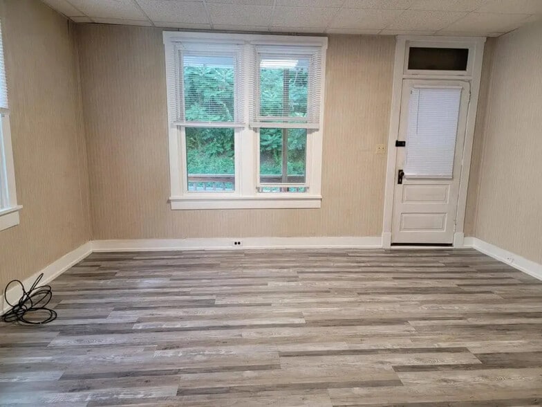 Building Photo - 390 N Clay Rd