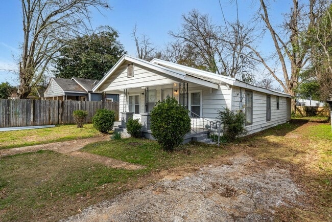 Building Photo - Limited-Time Promo! Get $250 OFF Your First Month's Rent! Renovated 3BR/2BA Tuscaloosa Gem with L...