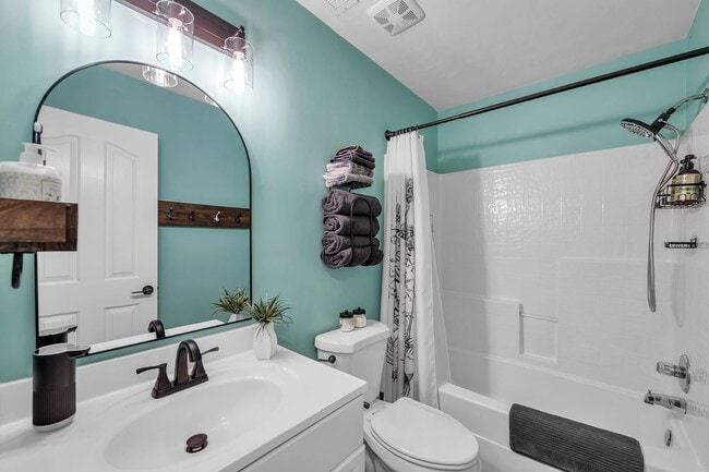 Building Photo - Beach house - 3 bed, 2.5 baths.