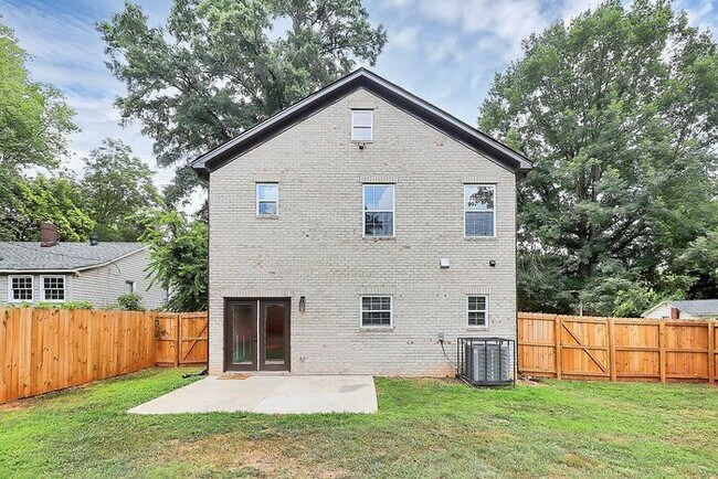 Building Photo - Stunning 3BD/2.5BA Home in Charlotte!