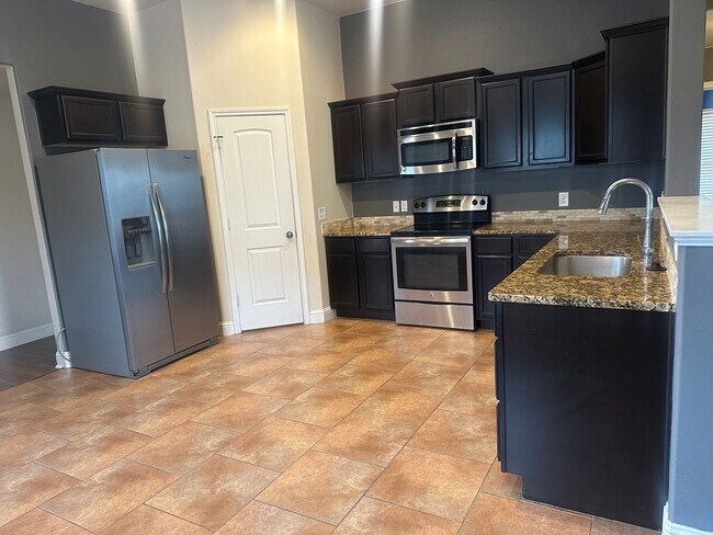 Building Photo - 808 E 96th St