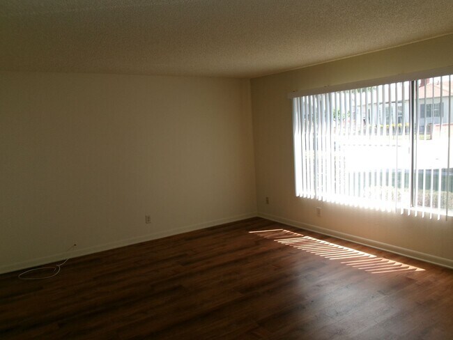 Building Photo - Clean and Ready - 3 bedrooms, 1 3/4 Bathrooms with back yard area.
