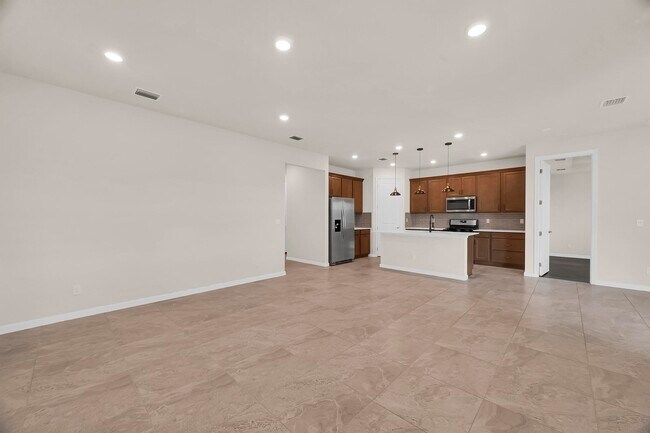 Building Photo - 680 SE Villandry Way