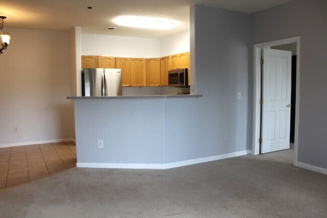 Building Photo - Deer Creek - 2nd Floor 2 bedroom/2 Bath Co...