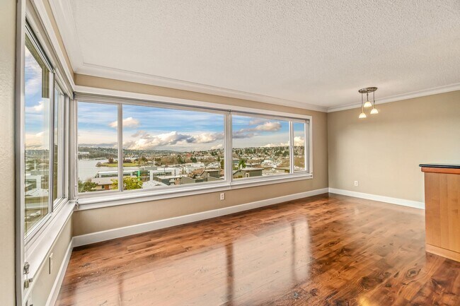 Building Photo - 1 Bedroom 1 Bathroom Eastlake Condo W/ Stunning Views