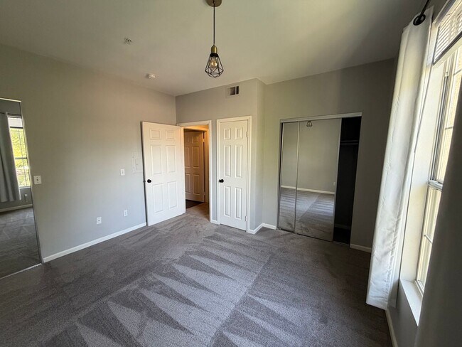 Building Photo - Beautiful 1 Bedroom Condo