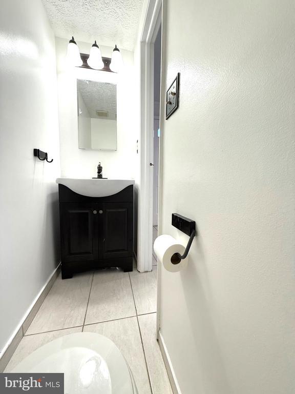 Building Photo - 19445 Breezedale Ln