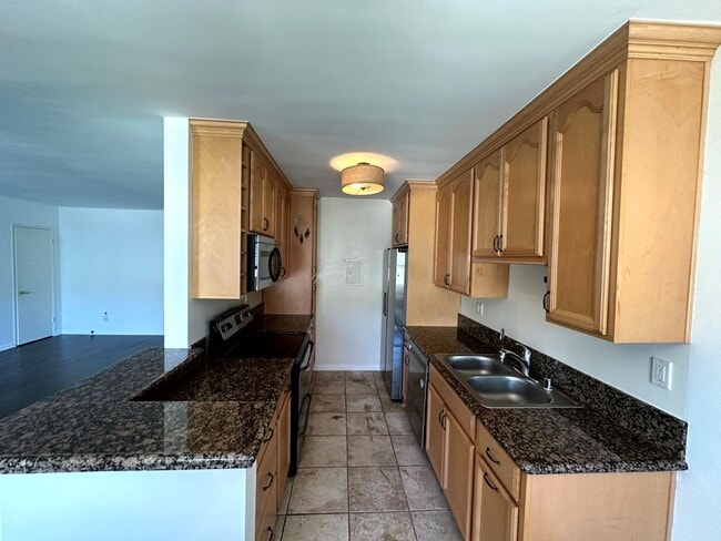 Building Photo - Spacious Upper level 1 bed -1 bath with parking and pool in Encino