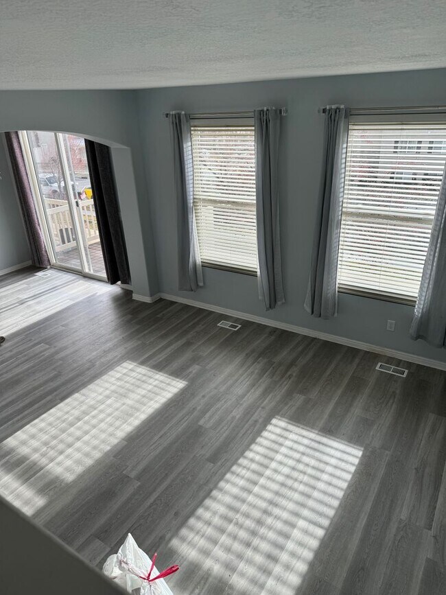 Building Photo - Townhouse with Spacious layout and convien...
