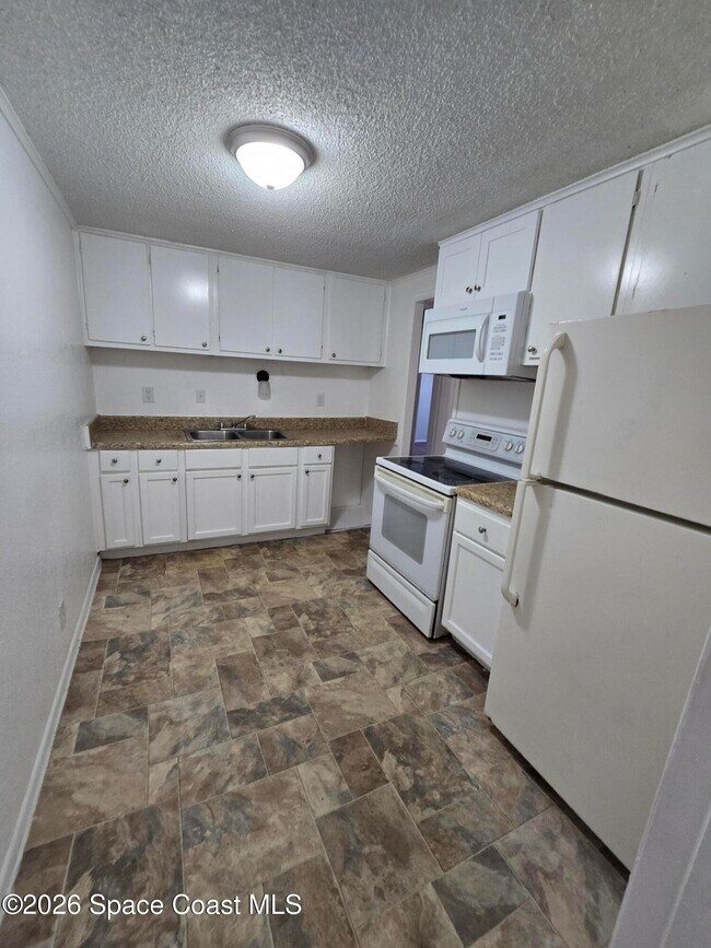 Building Photo - 1700 Bottlebrush Dr