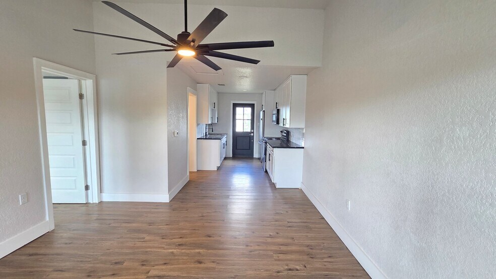 Building Photo - 607 E 12th St