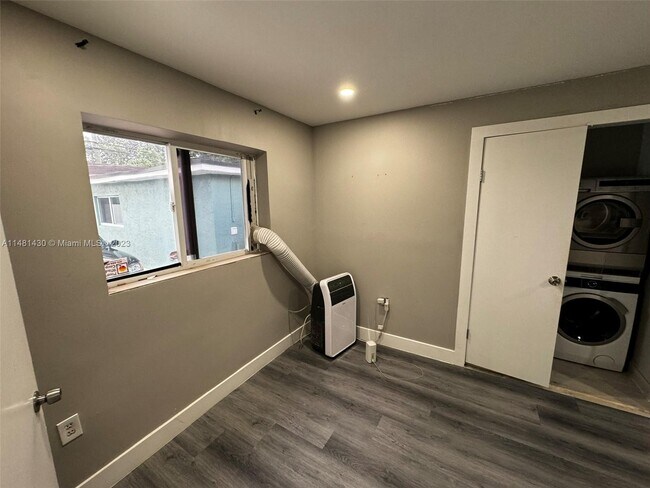 Building Photo - 4206 SW 28th St
