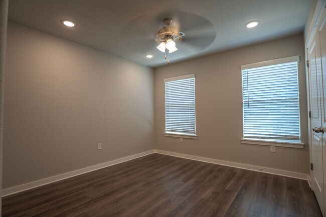 Building Photo - 2 bedroom 2.5 bath Home In Fayetteville!