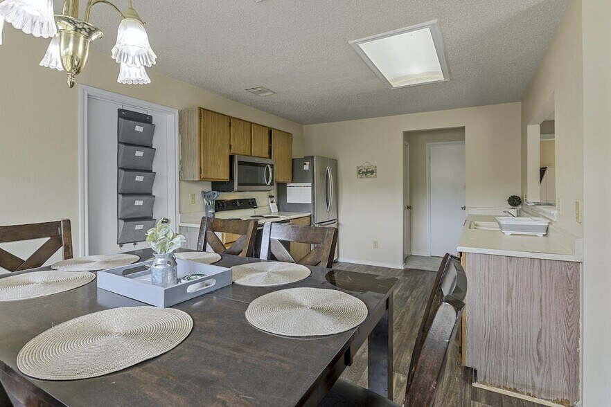 Building Photo - Charming 7-Bedroom Home in a Prime San Antonio Location!