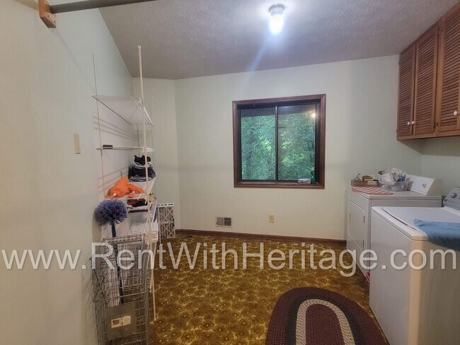 Building Photo - Charming Cabin Style Home on 1.3 Acres / F...