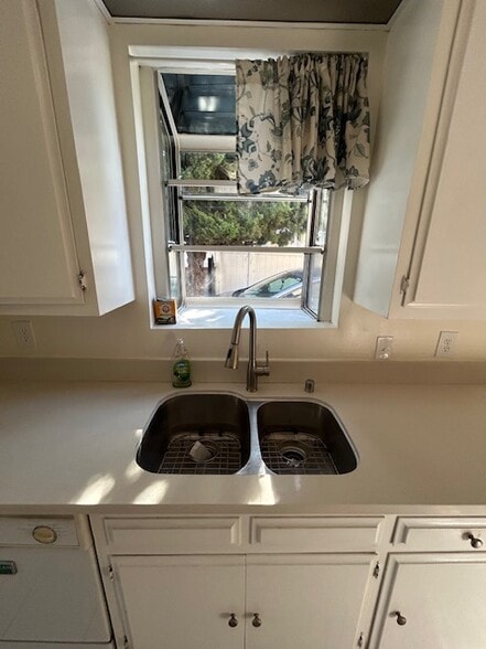 Kitchen - 11235 Lynrose St