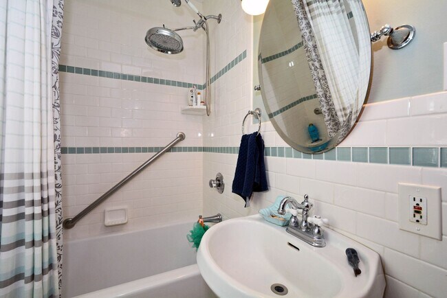 Building Photo - Cozy 2-Bed 2-Bath Home in St. Paul - Available Now!