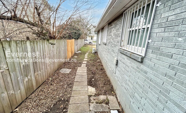 Building Photo - 1728 17th Ave N