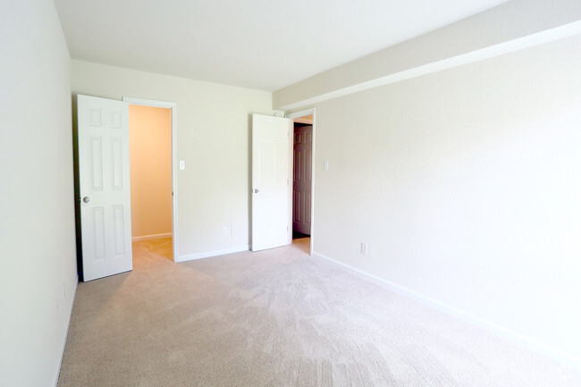 Bedroom - Birdneck Village Apartments