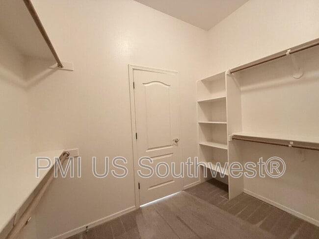 Building Photo - 2657 Edgewater Dr