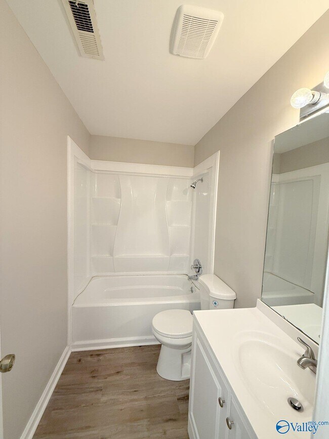 Building Photo - 2700 Lantern Walk SE