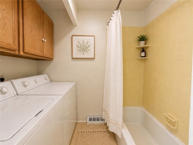 Building Photo - 142 Burleigh Dr