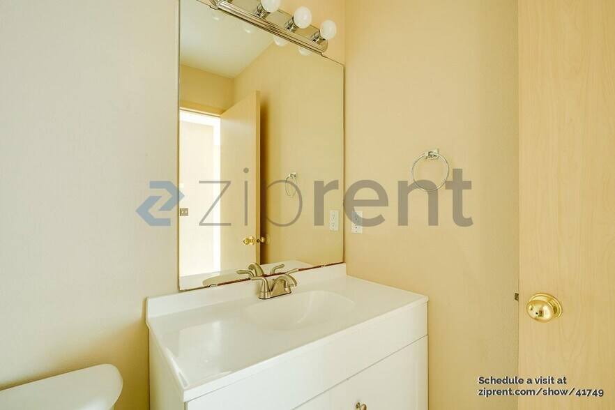Building Photo - 936 24th St NE