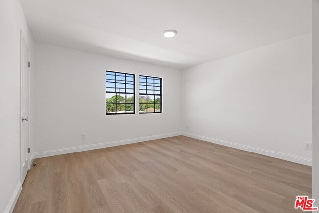 Building Photo - 2541 Stoner Ave