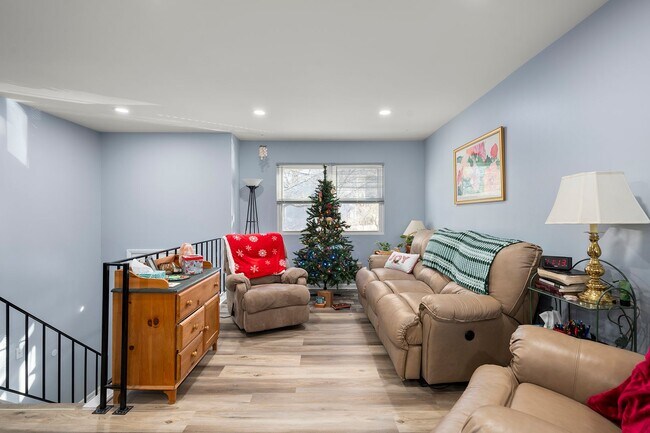 Building Photo - Elegant & Modern Home with Beautiful Interior