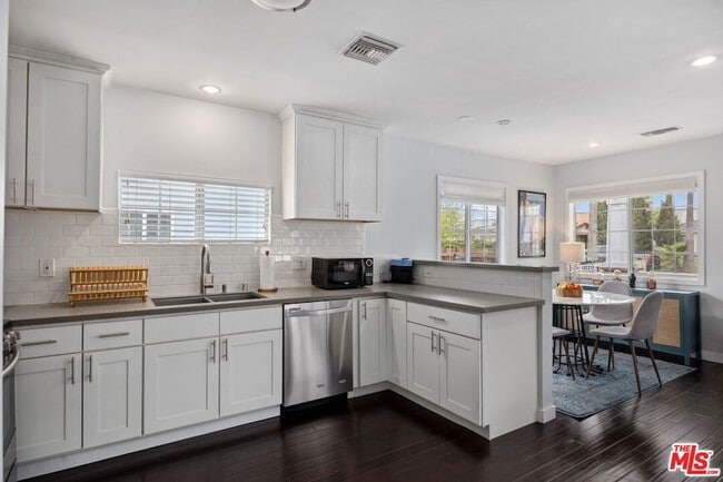 Building Photo - 3836 Seneca Ave