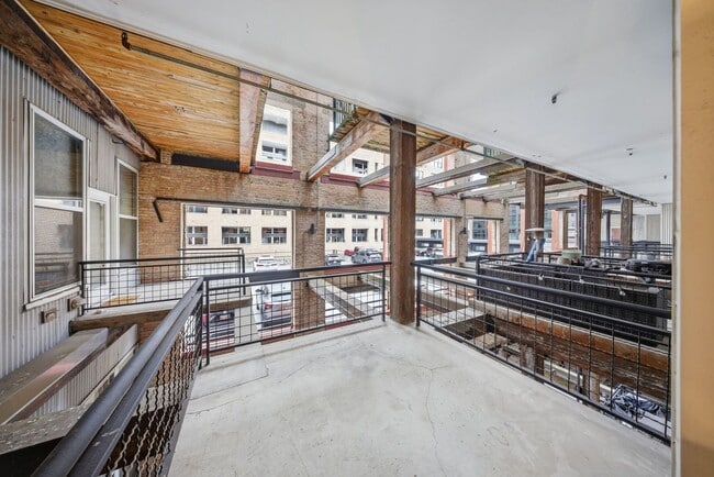 Building Photo - 1000 W Washington Blvd