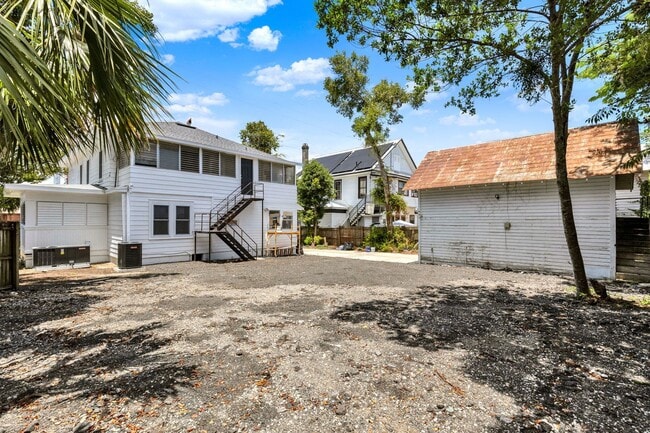 Building Photo - Beautifully renovated 3-bedroom, 2-bathroom upstairs apartment in the heart of historic Eustis!