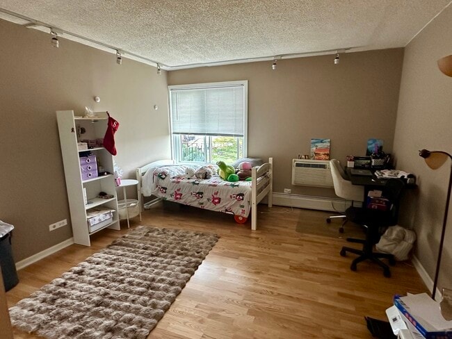 Building Photo - 16 E Old Willow Rd