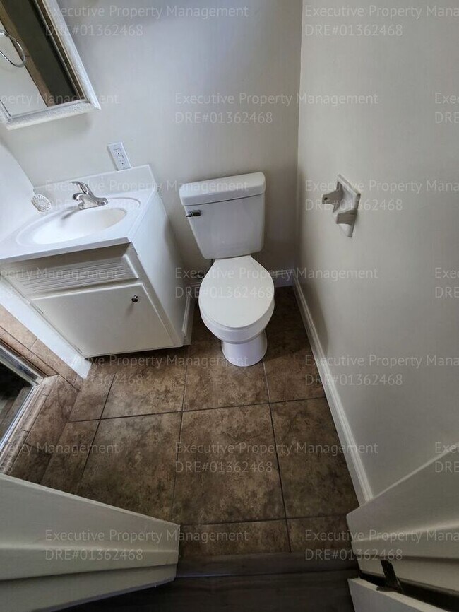 Building Photo - 3 bedroom/ 2 bathroom home located near th...
