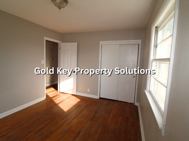 Building Photo - 3 BR 1 BA House with Garage Across from Pu...