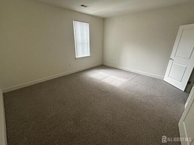 Building Photo - 88 Roosevelt Ave