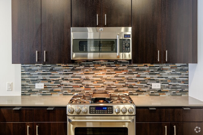1BR, 1BA - 848SF - 16M