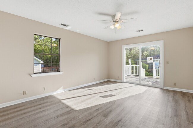 Building Photo - Ash St Ex