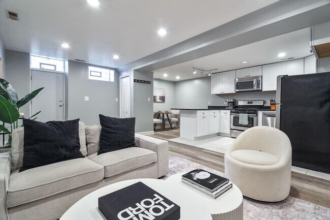 Primary Photo - 3029 N Oakley Ave