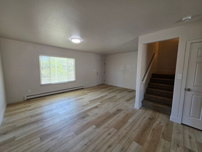 Building Photo - 3 Bed 2 1/2 Bath in Fruitvale
