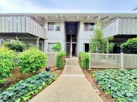 Building Photo - Spacious Second Floor 1bd Condo in Great P...