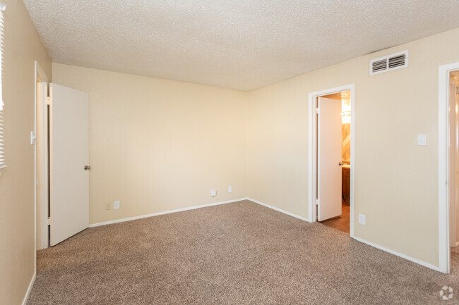 1BR 1BA - 692 SF - ReNew Andrews