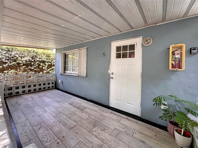 Building Photo - 969 Bay Dr