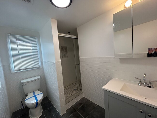 Building Photo - Newly Renovated 5 Bedroom 2 Bathroom Singl...