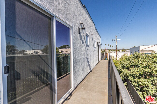 Building Photo - 5436 Romaine St