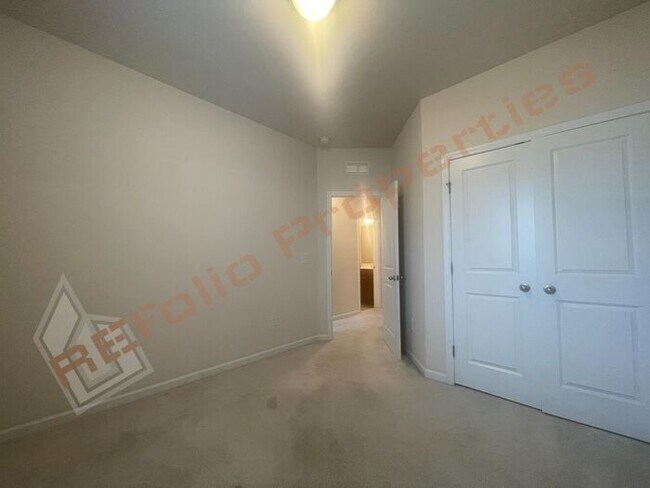 Building Photo - Luxury 3 Story 4 BD/3.5 Bath Townhome @ Sm...
